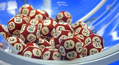 Boules de loterie dans une machine de tirage du loto français.