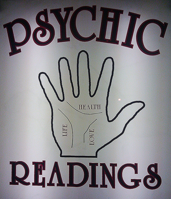 Photographie d'une illustration d'une enseigne de diseuse de bonne aventure. Inscrit "Psychic Readings".