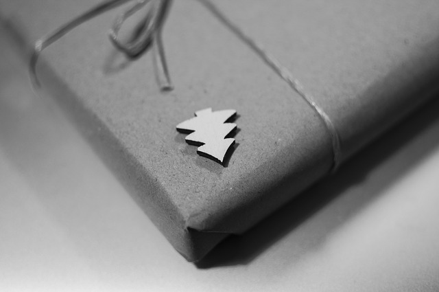Cadeau emballé, estampillé d'un petit sapin.