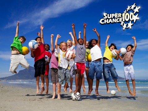 Enfants sautant sur la plage