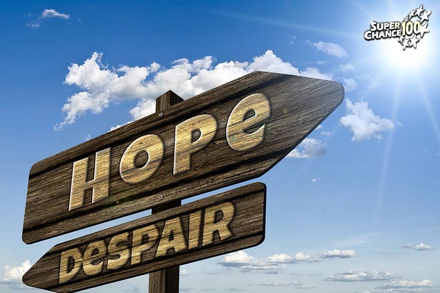 Panneaux sur lesquels il est écrit "hope" et "despair", soit "espoir" et "désespoir " en français.