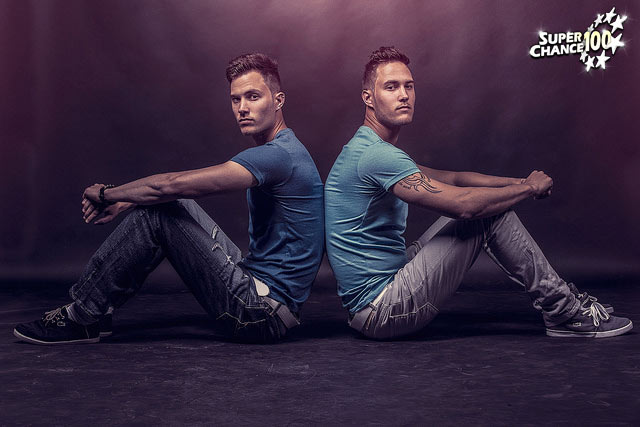Photographie de vrais jumeaux.