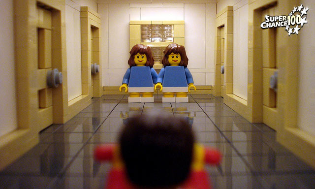 Parodie en lego du film The shinning avec la scène des jumelles dans le couloir.