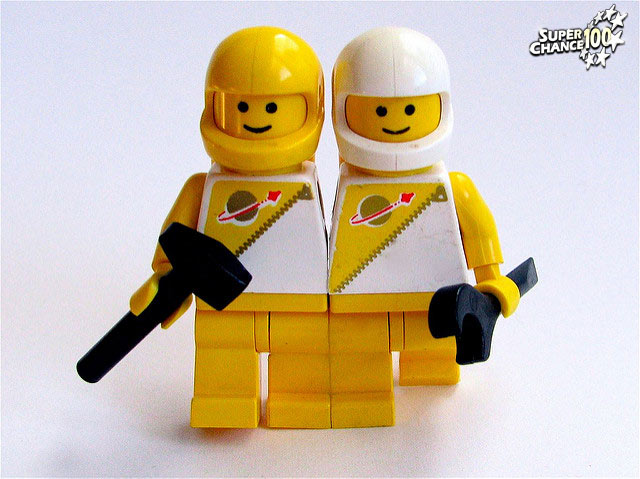 Photographie d'une paire de bonhomme lego astronautes.