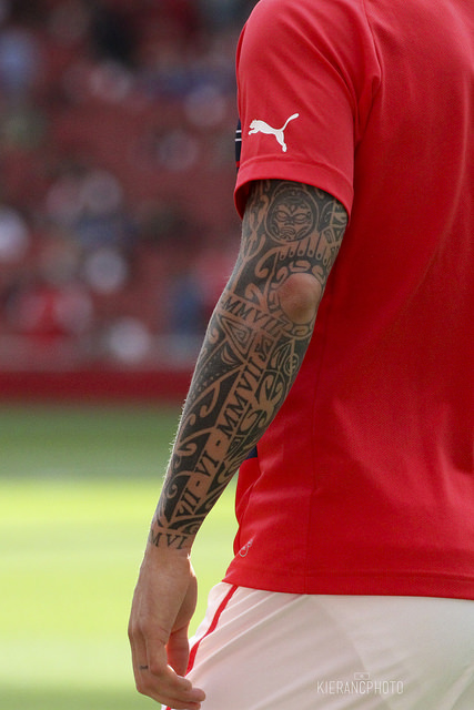 Photographie du tatouage sur le bras de Mathieu Debuchy.