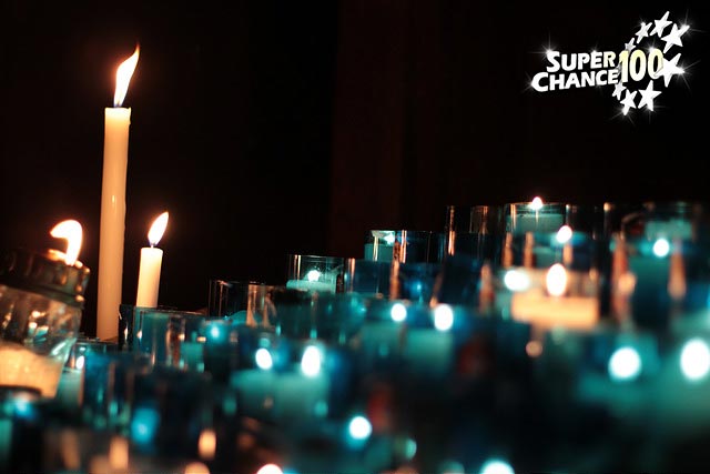 Photographie de cierge dans l'église de Chartres.