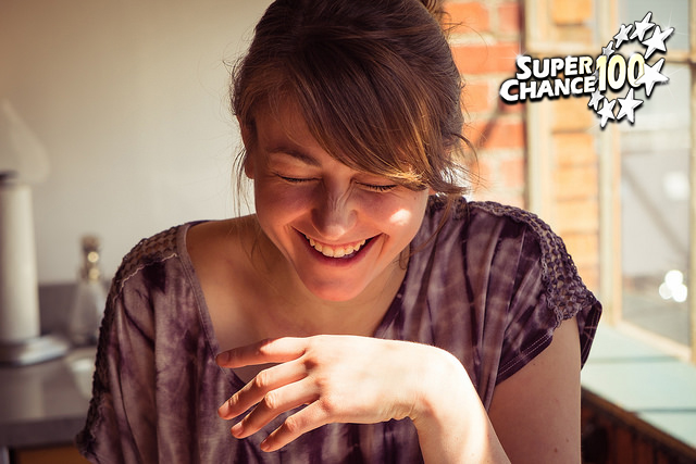 Photographie d'une jeune femme en train de rire.