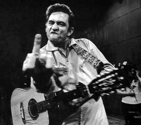 Photographie de Johnny Cash en train de faire un doigt d'honneur.