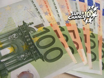 Des billets de 50 et 100 euros étalés en éventail.