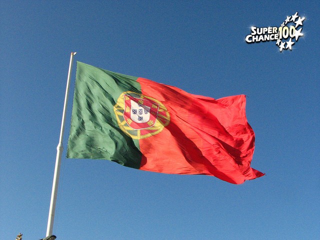 Le drapeau du Portugal flottant au vent.