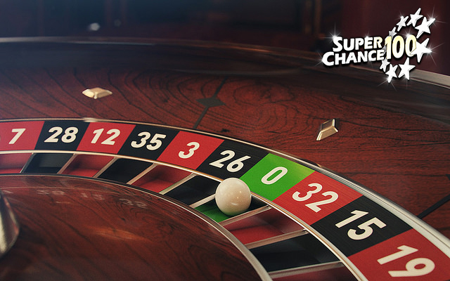 Gros plan sur un le plateau du jeu de la roulette.