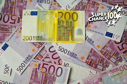 Des billets de 500 euros étallés avec un billet de 200 qui tranche au milieu.