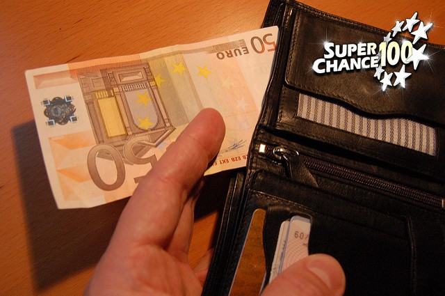 Un portefeuille avec un billet de 50 euros.