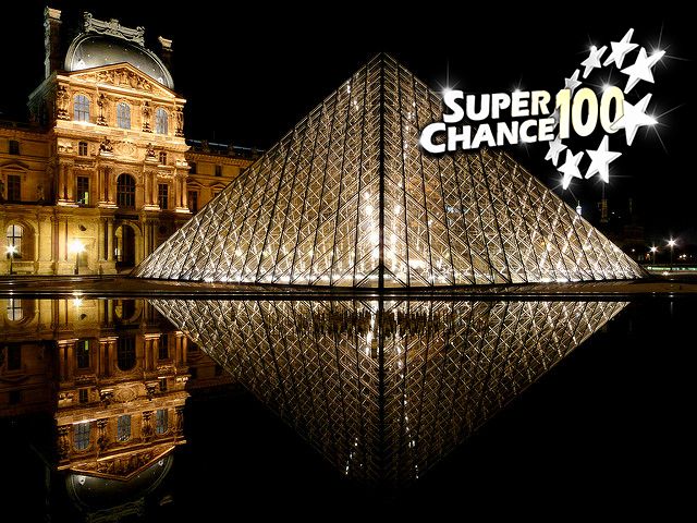 Photographie de la place du musée du Louvre à Paris.