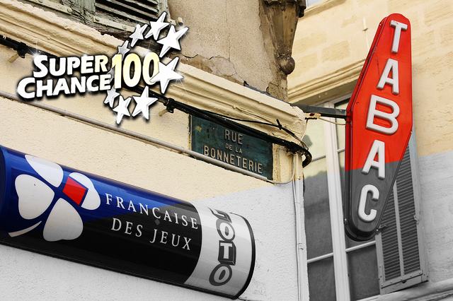 Photographie du logo de la FDJ sur la devanture d'un bar à tabac.