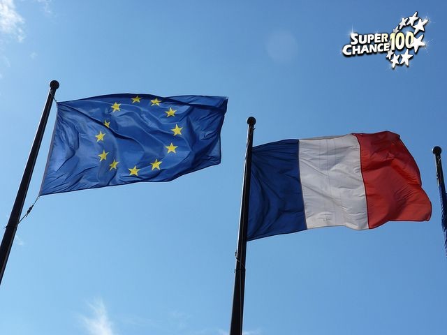 Les drapeaux français et européen.
