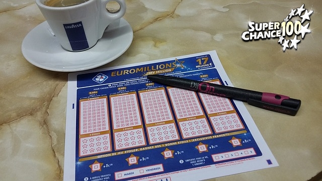 Grille d'Euro Millions posée sur une table à côté d'un café