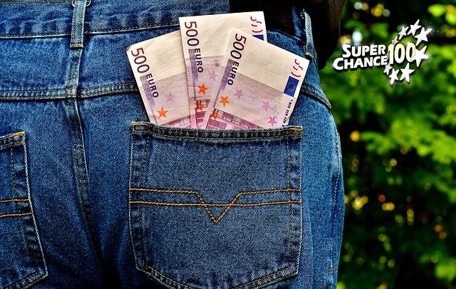Billets de 500 euros dans la poche arrière d'un jean.