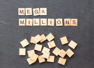 Lettres de Scrabble formant "Mega Millions".