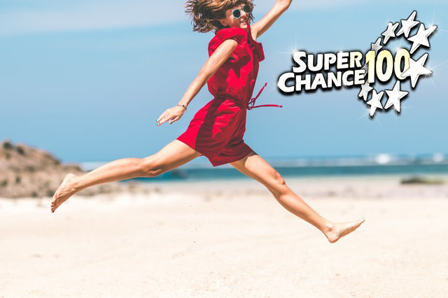 Jeune femme qui saute sur une plage paradisiaque après avoir gagné l'Euro Millions.