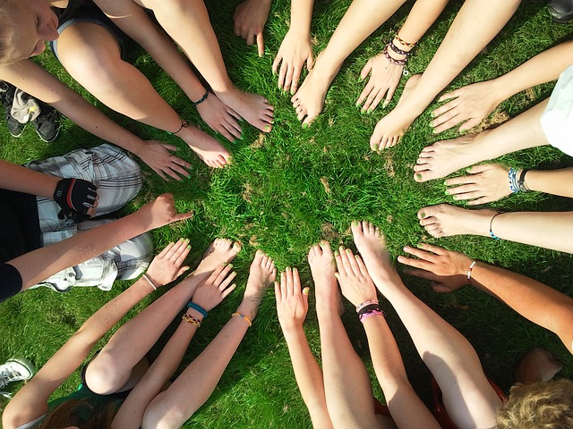 Cercle de mains pour s'encourager avant une épreuve.